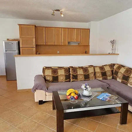 Large Seaview Apt, 150m To Beach, 4km From