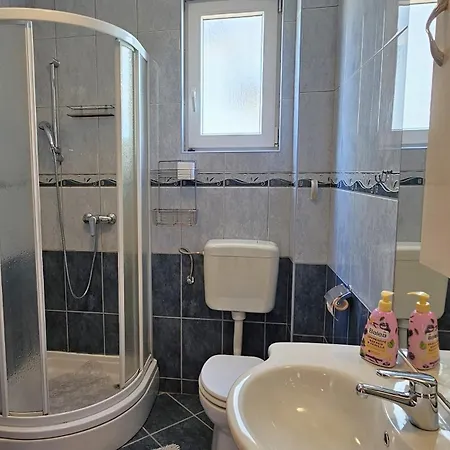 Large Seaview Apt, 150m To Beach, 4km From *